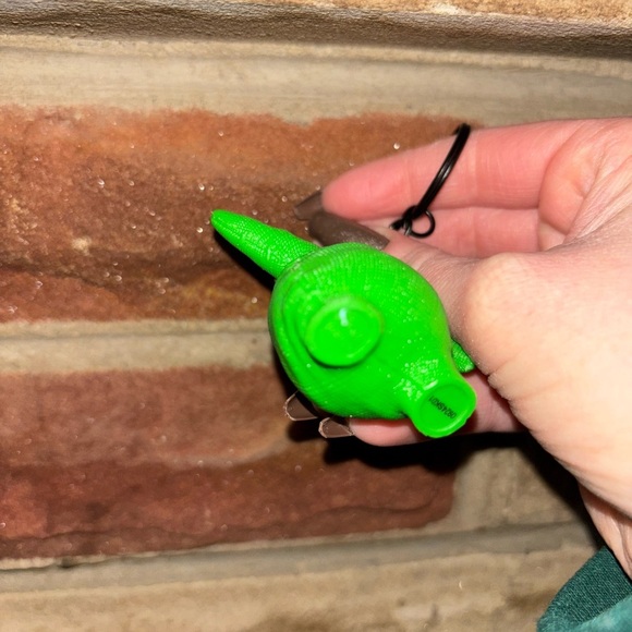 Green Character Keychain - Picture 6 of 6